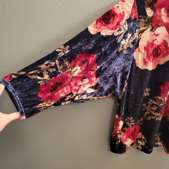 Ginger G Floral Navy Velvet Top - Picture 4 of 6